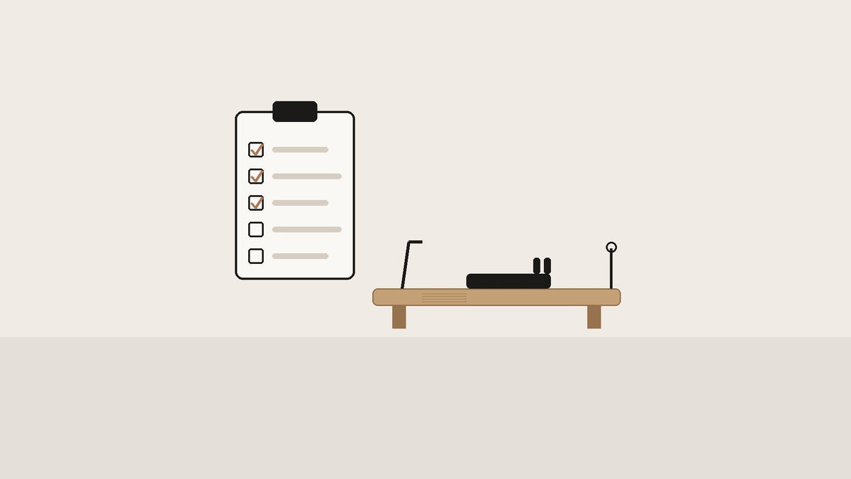 Illustratie van een checklist naast een Pilates reformer